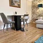 2-bed House In The Heart Of Woodhouse Holiday home Leeds (West Yorkshire)