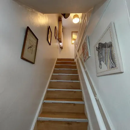 2-bed House In The Heart Of Woodhouse *
