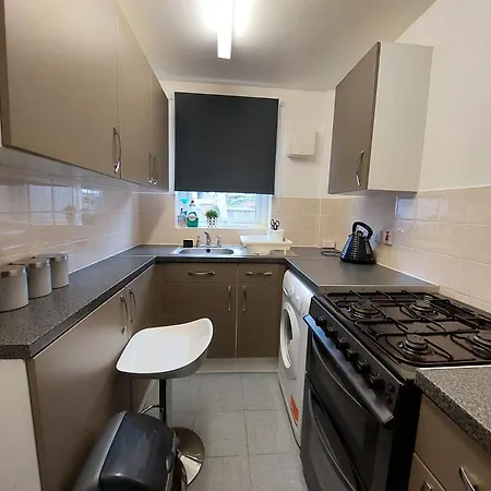 2-bed House In The Heart Of Woodhouse Tatil Evi
