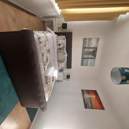 2-bed House In The Heart Of Woodhouse