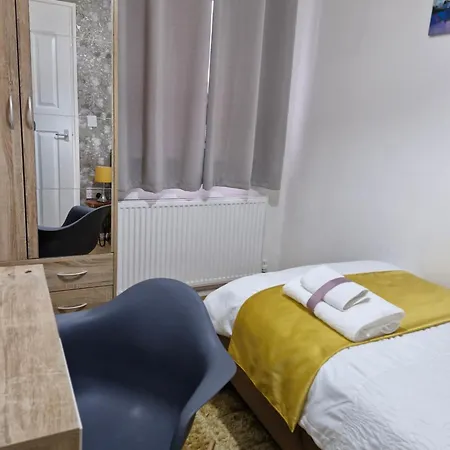 2-bed House In The Heart Of Woodhouse