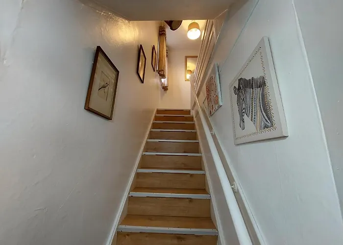 Lovely 2-bed House In The Heart Of Woodhouse Leeds *